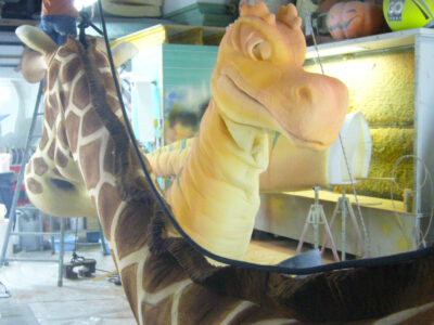 Travail en atelier. La girafe et le dinosaure.