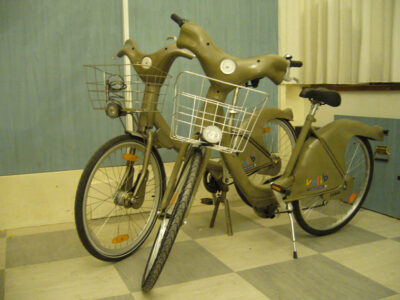 Faux et vrai vel'ib. Habillage d'un vélo en vel'ib pour les guignols de l'info.
