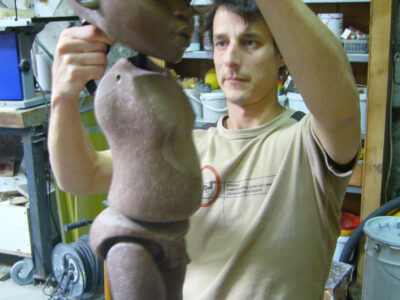 Assemblage de la marionnette avec Sébastien Puech