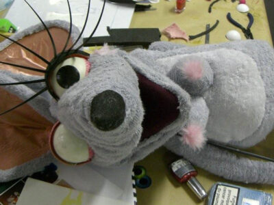 Une souris en mousse et tissu éponge . Créé avec moving puppet, pour une publicité pour le sucre Daddy. Production Moving Puppet . Avec Annaic Penon